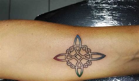 Tatuaje de nudo de bruja para mujer